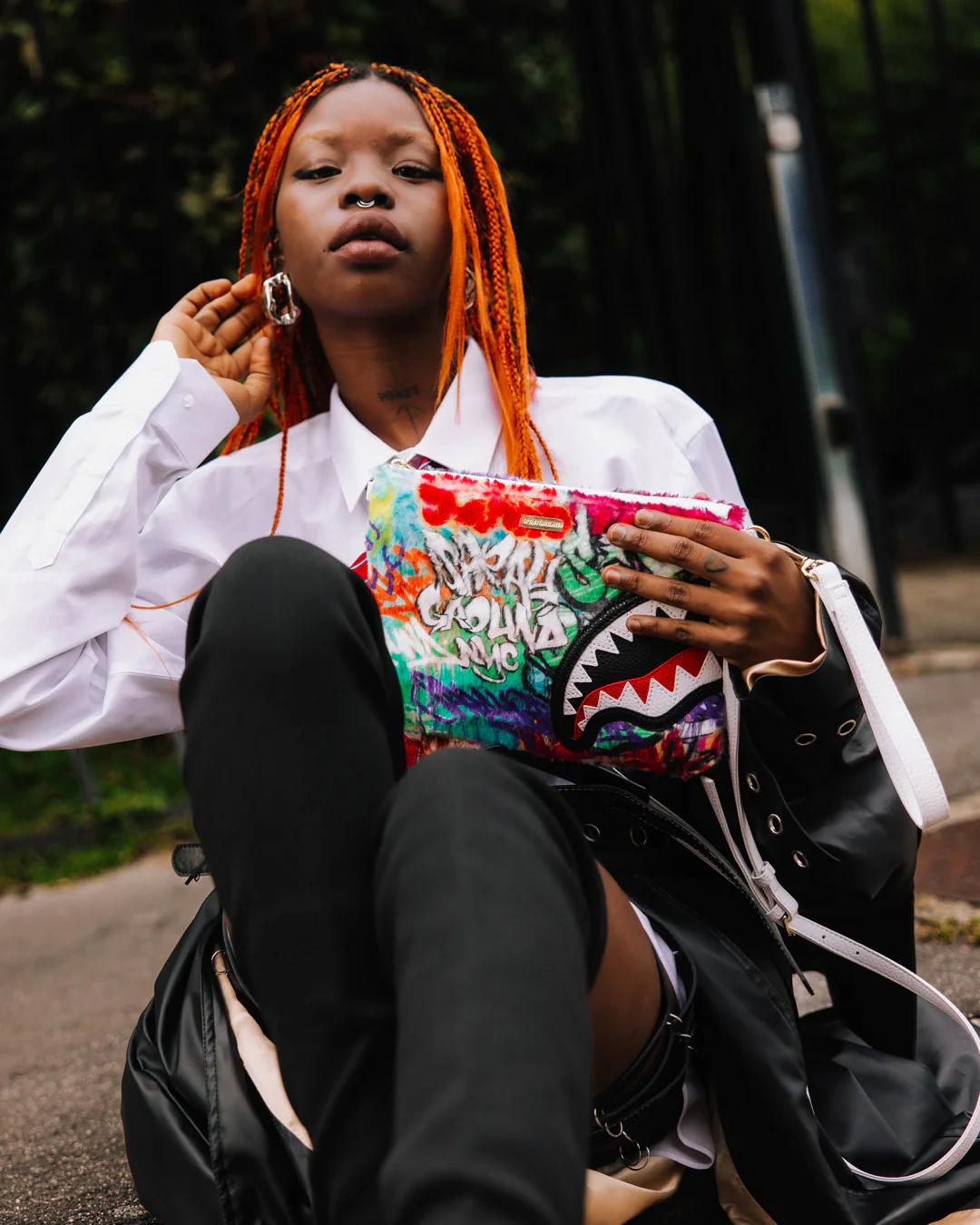 LE MONDE DES GRAFFITIS CROSSOVER CLUTCH | Sprayground Latest
