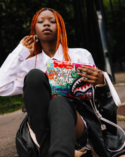 LE MONDE DES GRAFFITIS CROSSOVER CLUTCH | Sprayground Latest