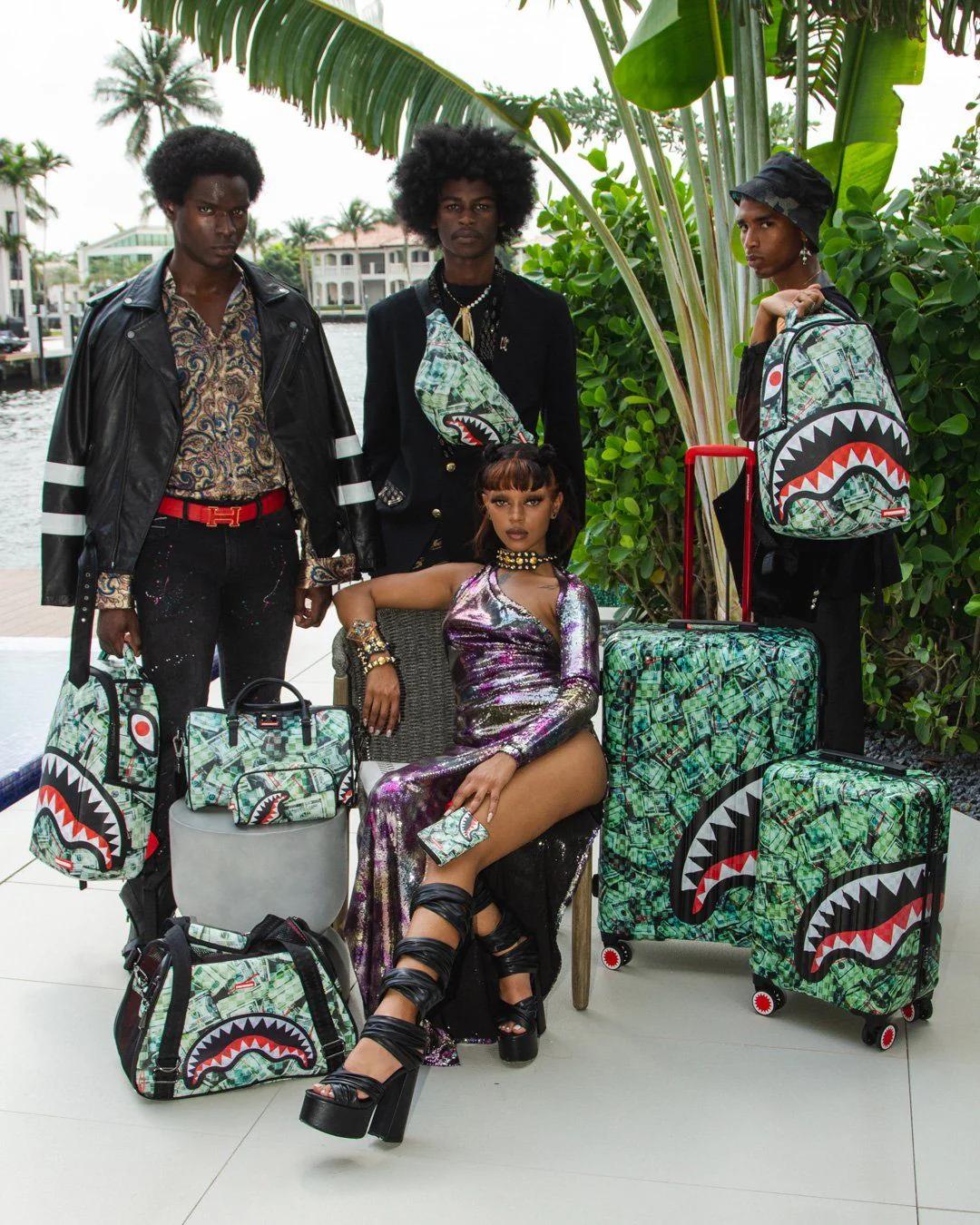 MAMA I MADE IT SHARKITECTURE HARDSHELL FULL-SIZE LUGGAGE | Sprayground Signature