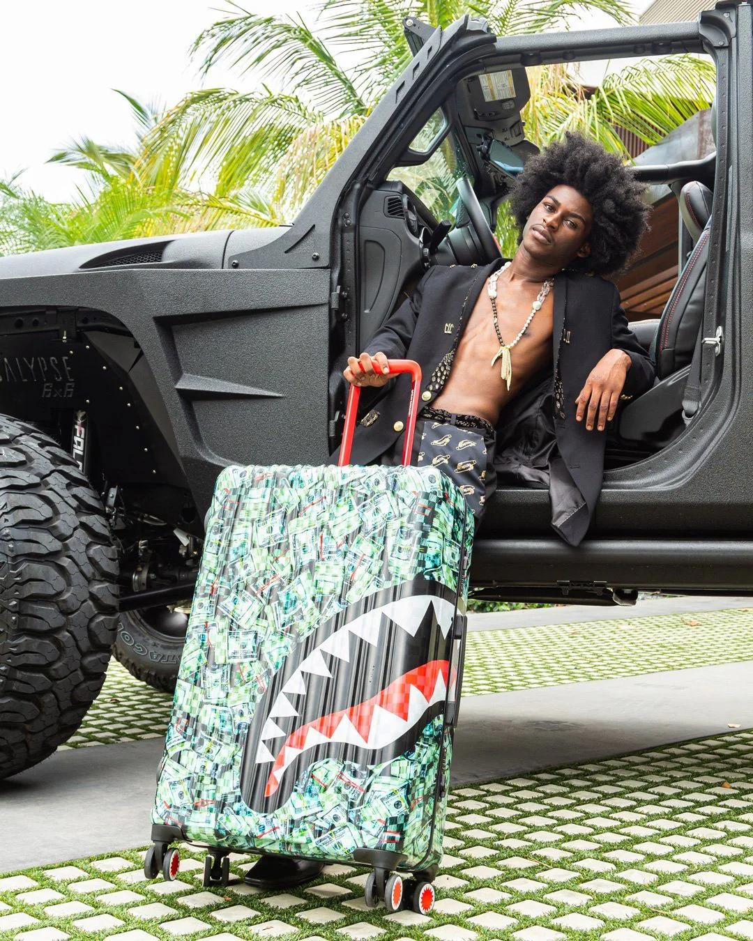 MAMA I MADE IT SHARKITECTURE HARDSHELL FULL-SIZE LUGGAGE | Sprayground Signature