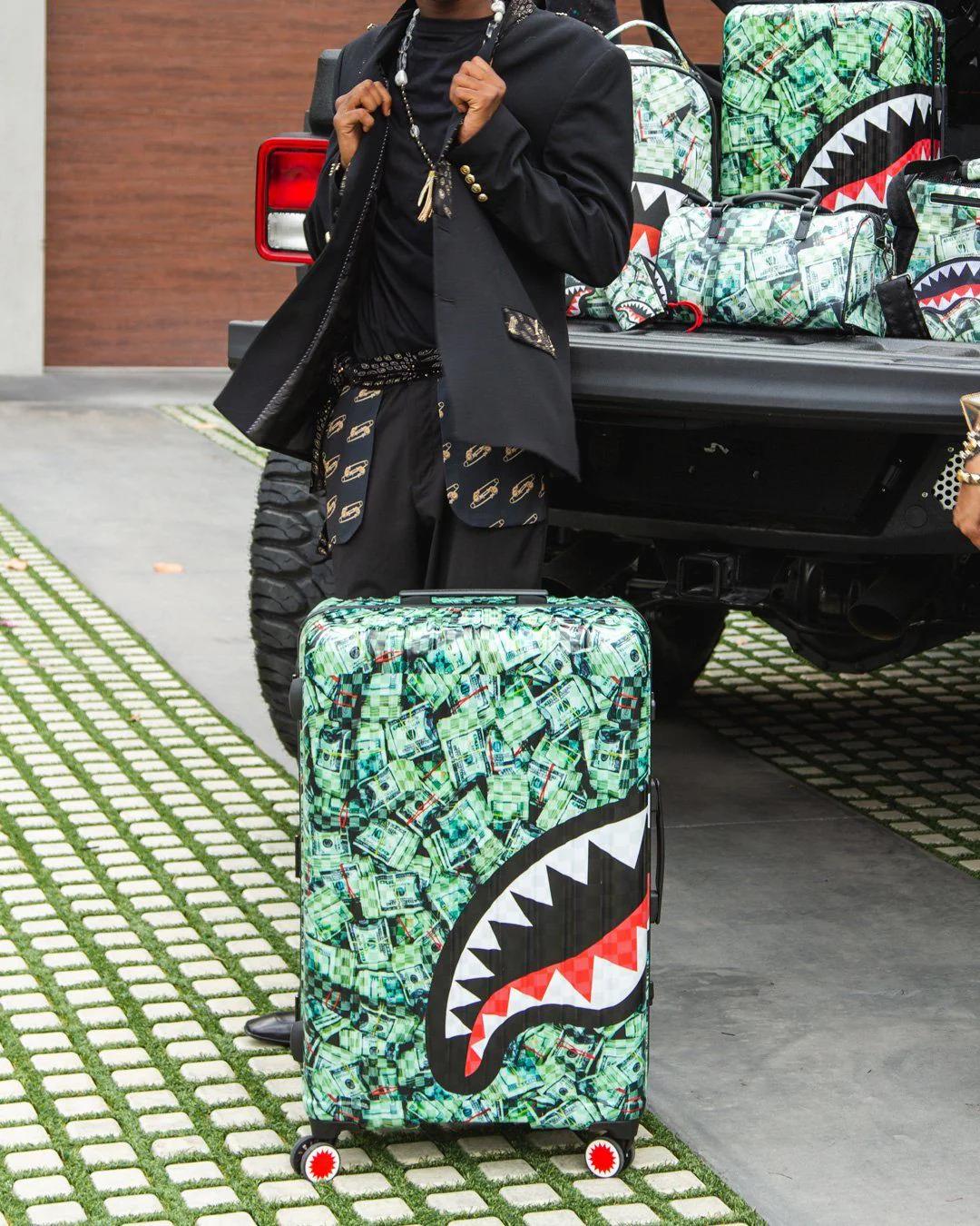 MAMA I MADE IT SHARKITECTURE HARDSHELL FULL-SIZE LUGGAGE | Sprayground Signature