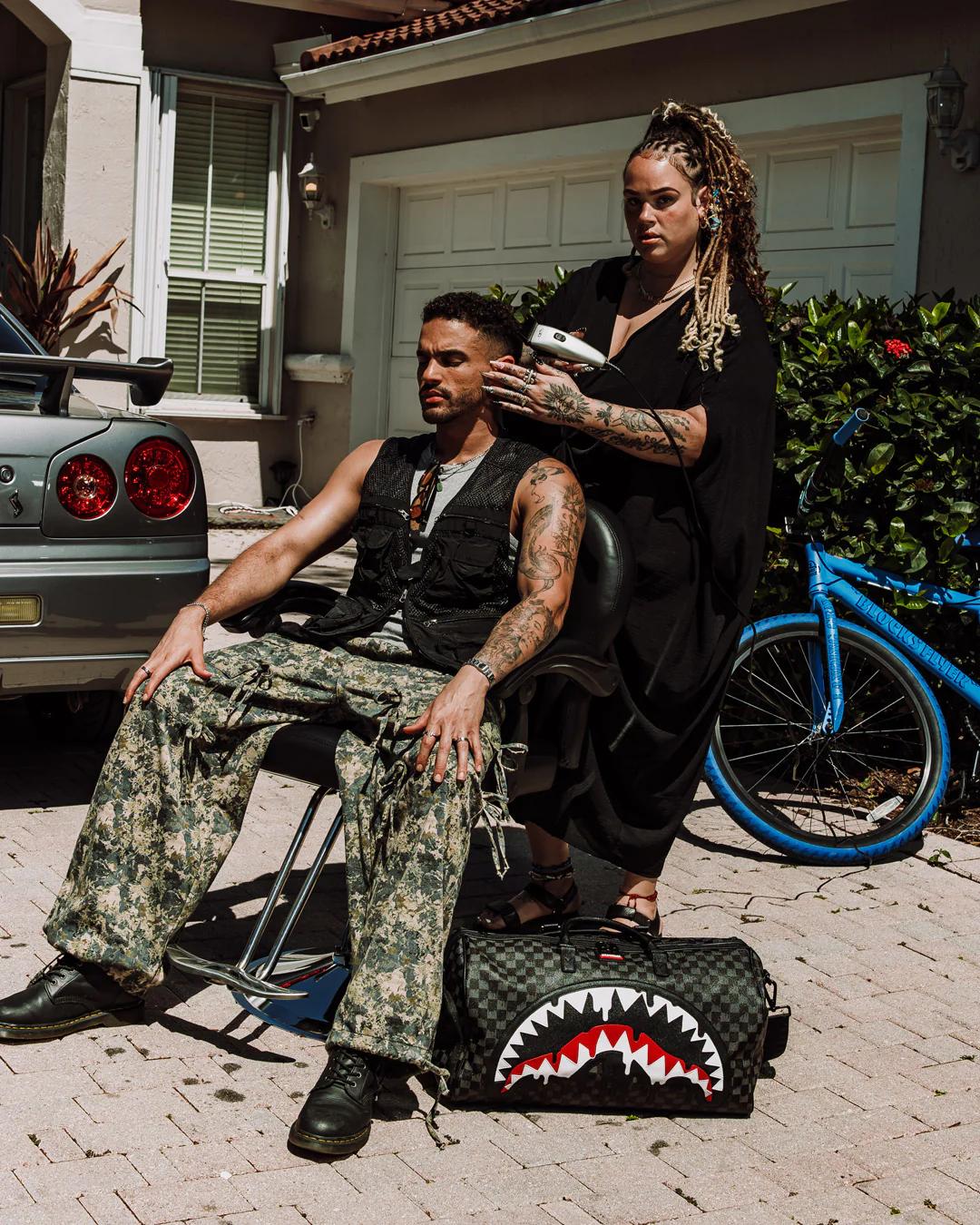 SHARKS IN PARIS THUNDERDRIP DUFFLE | Sprayground New