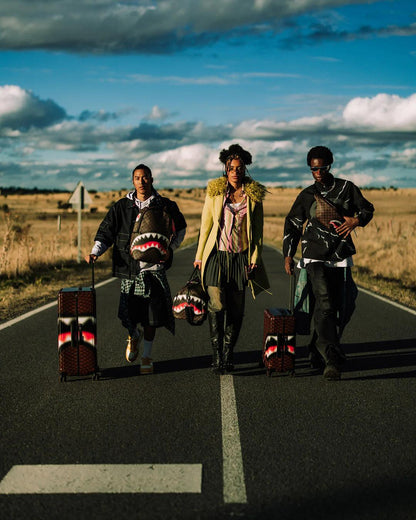 SHARKS IN PARIS BLUR EFFECT SAVVY CROSSBODY | Sprayground Classic