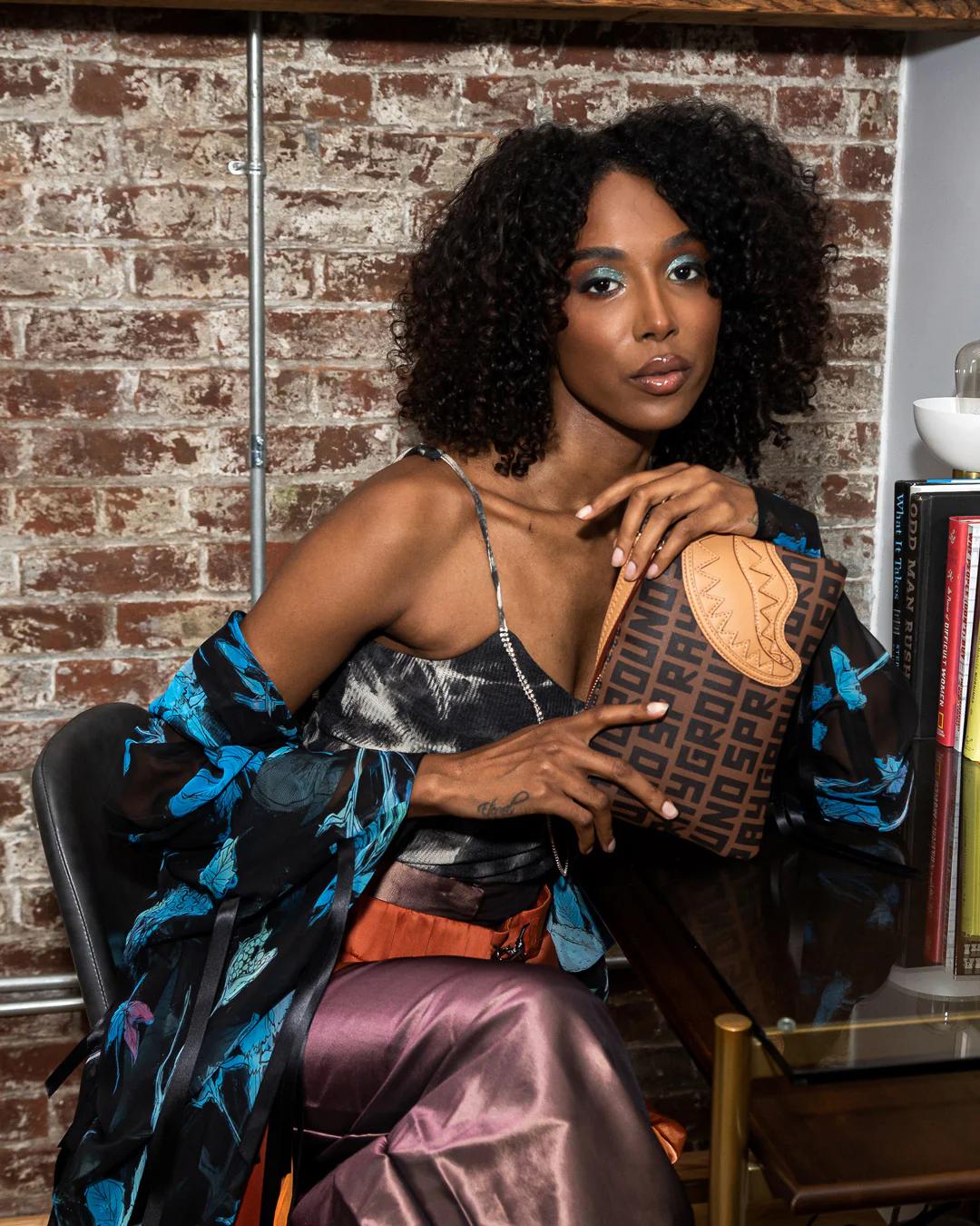 SHARKFINITY CROSSOVER CLUTCH | Sprayground Premium