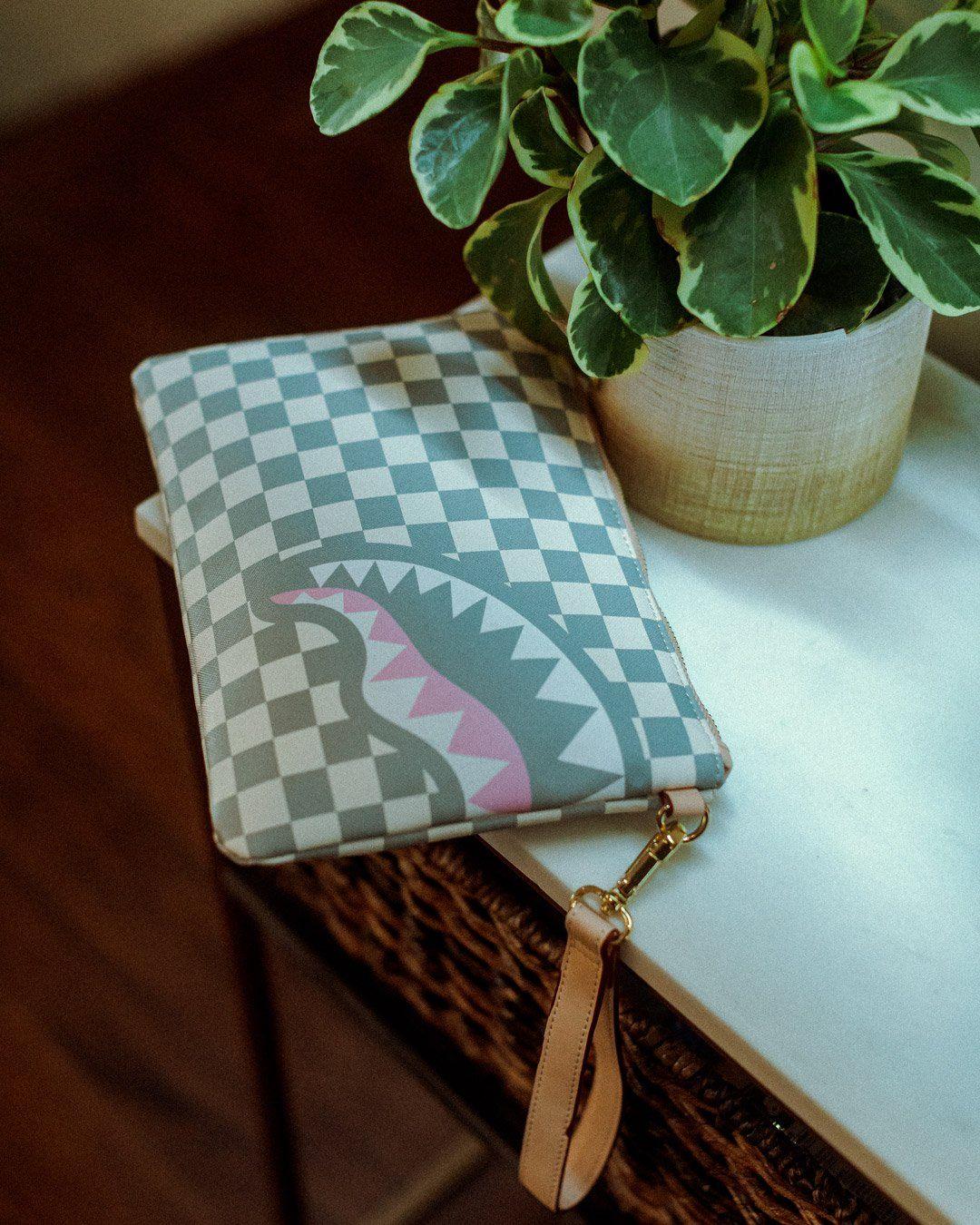 ROSE ALL DAY LA PALAIS CROSSOVER CLUTCH | Sprayground Everyday