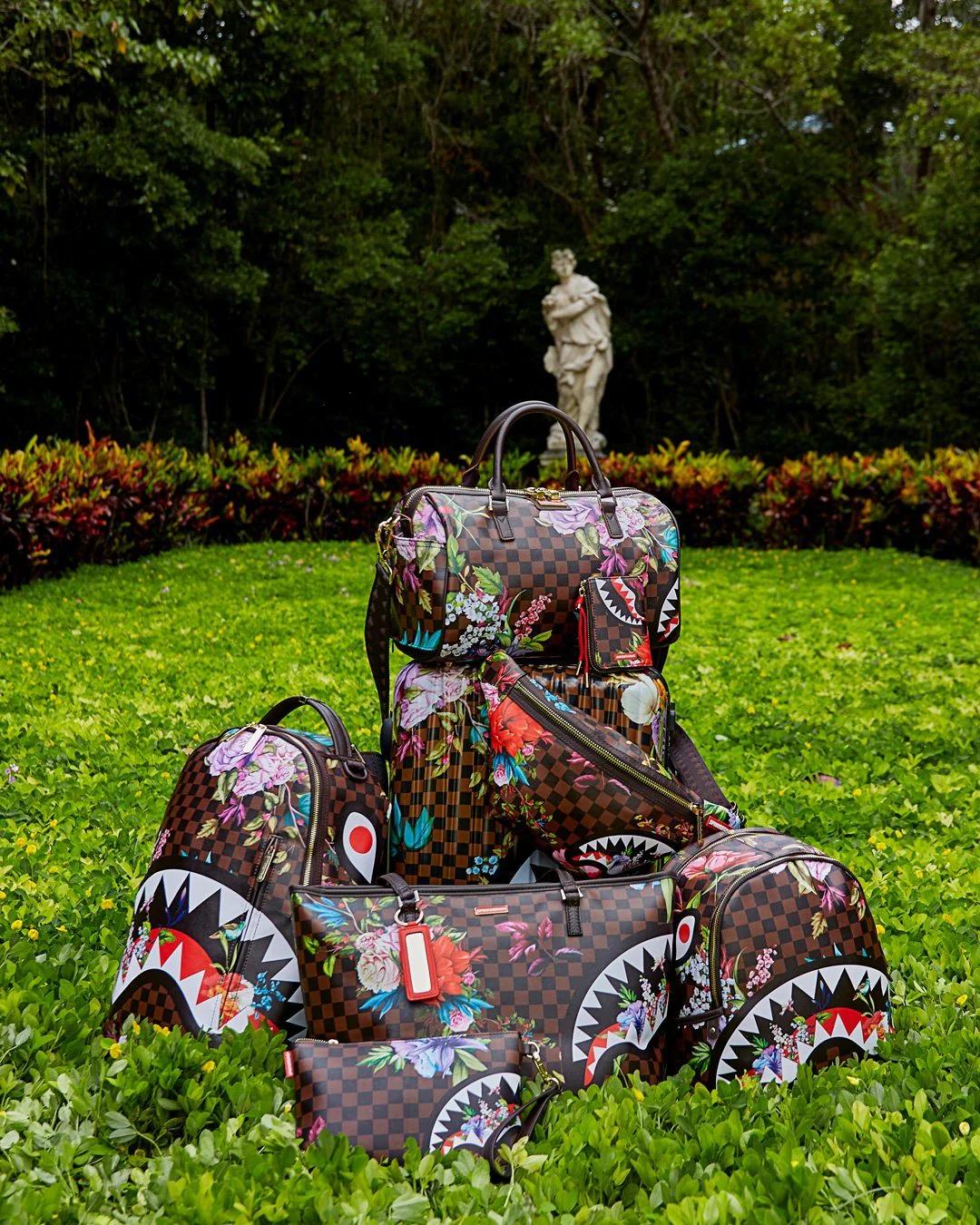 GARDEN OF SHARKS CROSSOVER CLUTCH | Sprayground Premium